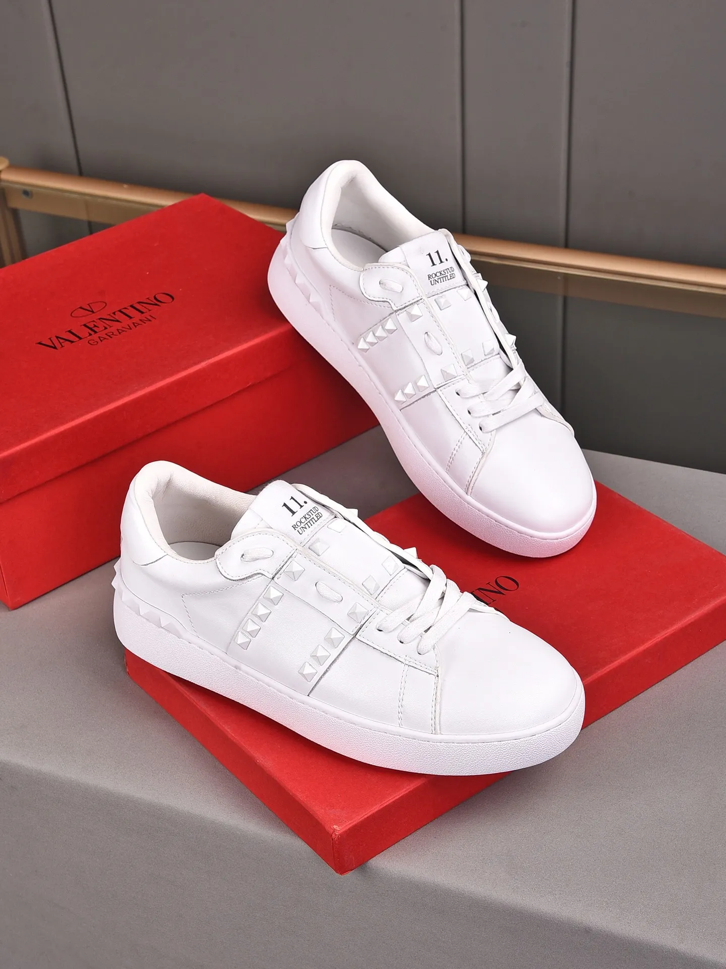 Men's shoes 440💰 (men and women couples) Valentino classic color matching series casual shoes. Made with heavy craftsmanship, good products pay attention to every detail. A must-have trendy item that can be worn all year round, it has been worn by many celebrities and Internet celebrities~~Imported cowhide surface, unique design concept, sheepskin lining, counter quality. Women’s clothing 35-40. Men’s clothing 39-44, 45-46 (returns and exchanges are not supported for custom-made items)